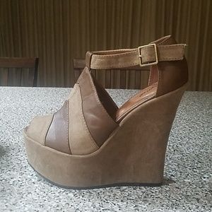 Size 8.5 Qupid brown suede wedge